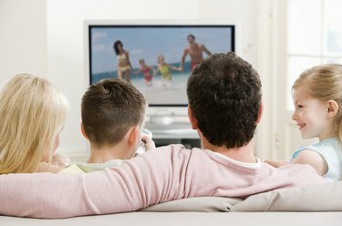 Perekond vaatab televiisorit