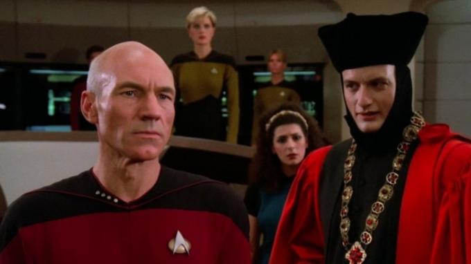 Kapitán Picard a nechvalně známý Q na Enterprise. 