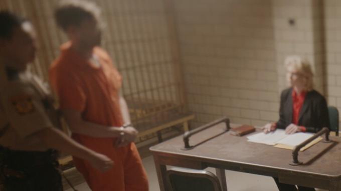 Jeffrey Dahmer stojí se svým právníkem v Conversations with a Killer.