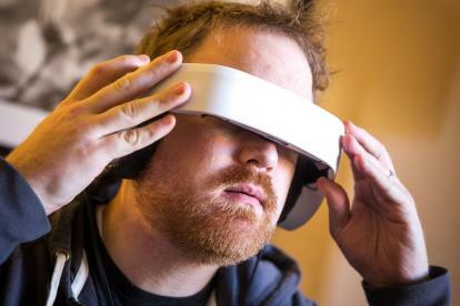 avegants glyph headset krossar 250k kickstarter mål bara fyra timmar avegant på en killes ansikte