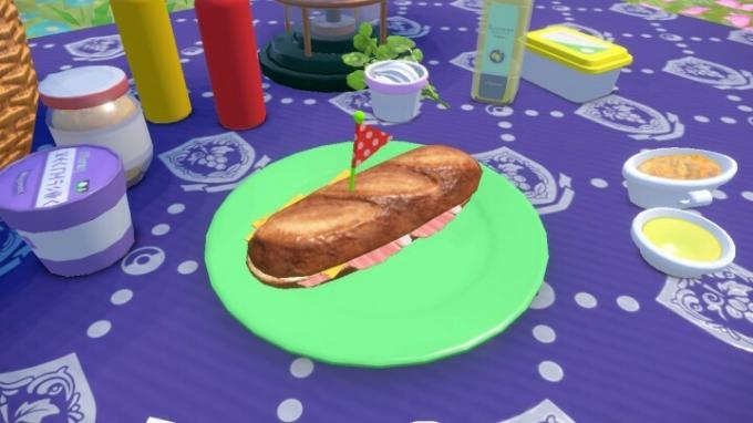 Pikninový sendvič v šarlatové a fialové barvě.