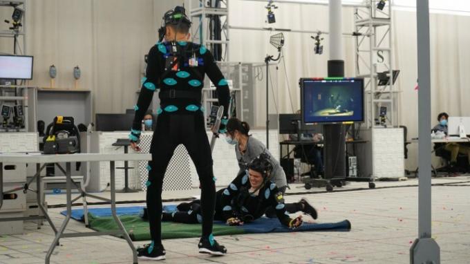 Justice Smith e Miles Robbins encenam uma cena vestindo trajes de captura de performance no set do jogo The Quarry.