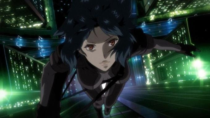 Majoren falder ind i neonbybilledet i Ghost in the Shell: Stand Alone Complex.