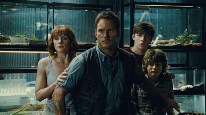 Owen skyddar Claire, Zach och Gray i Jurassic World.
