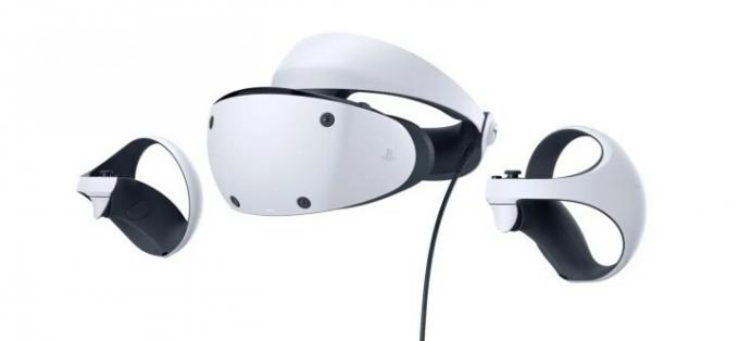 Slušalke PlayStation VR2 skupaj s krmilniki na belem ozadju.