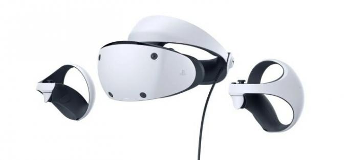 O fone de ouvido PlayStation VR2 junto com seus controladores em um fundo branco.