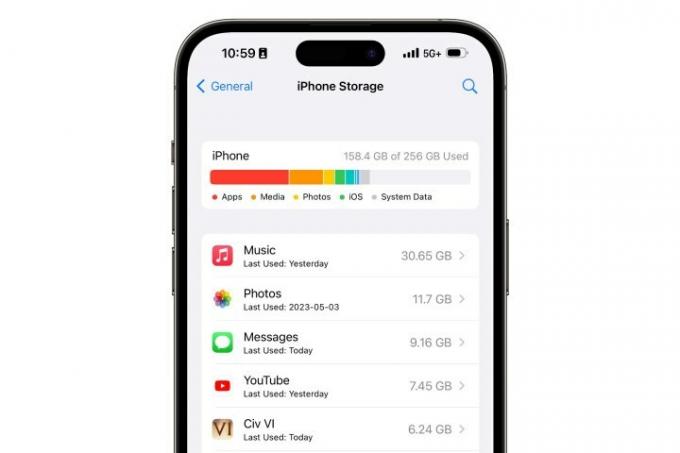 Екран с настройки на iPhone, показващ списък с приложения с колко място за съхранение заема всяко от тях.