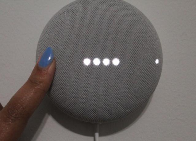 Közelkép a Google Nest Mini LED-lámpáiról.