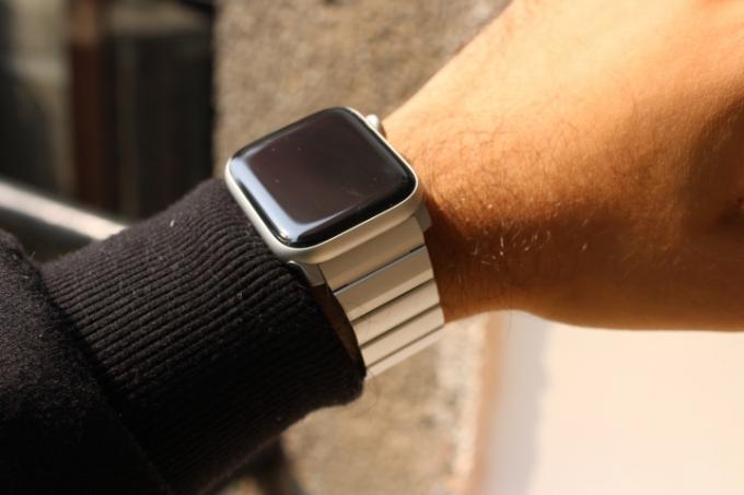 Apple Watch SE z aluminiowym paskiem Nomad na nadgarstku.