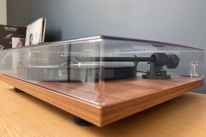 ダスト カバーを閉じた状態でレコードを回転させる Pro-Ject E1 ターンテーブル。