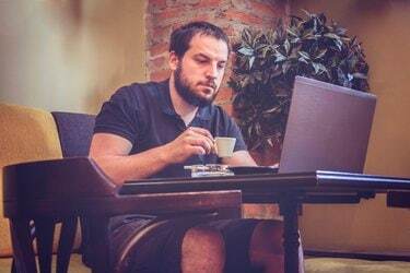 Podnikatel pomocí notebooku v kanceláři Coffee Bar