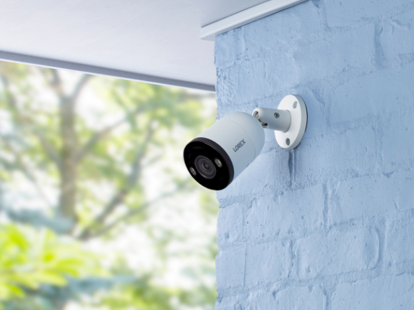 Уличная IP-камера видеонаблюдения Lorex, установленная на кирпичной стене.