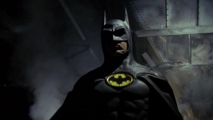 『バットマン リターンズ』で思慮深いバース・ウェインを演じるミカエル・キートン