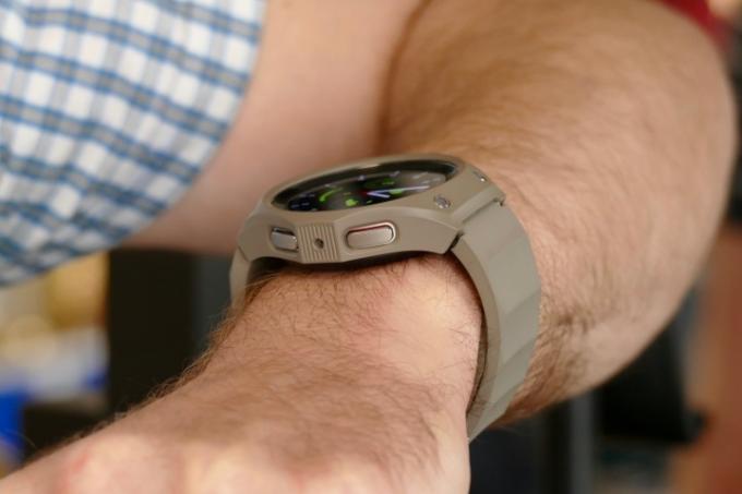 ساعة Samsung Galaxy Watch 5 Pro يتم ارتداؤها على معصم الرجل، مع غلافها المتين.