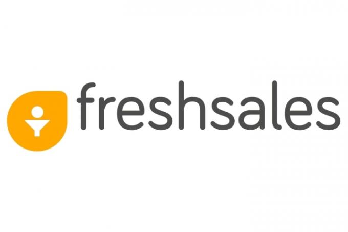 白い背景に Freshsales CRM のロゴ。