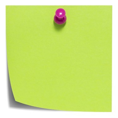 Groene vierkante kleverige nota, met een roze speld, geïsoleerd