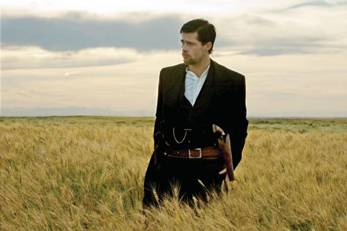 브래드 피트는 겁쟁이 로버트 포드의 <제시 제임스 암살>에서 밀밭에 서 있습니다. 