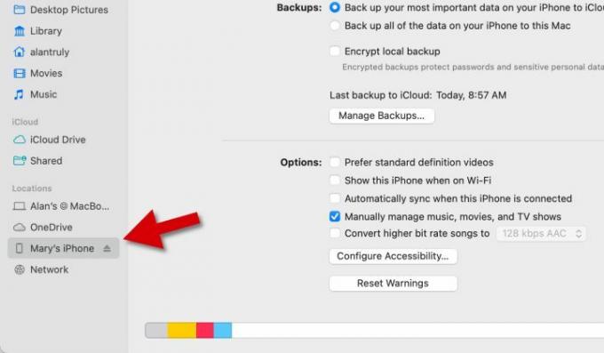 หลังจากเชื่อมต่อแล้ว iPhone ควรปรากฏในแถบด้านข้าง Finder