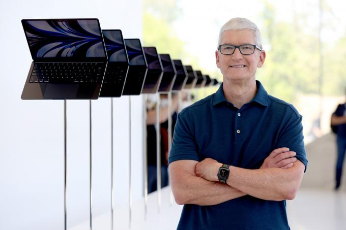 Tim Cook, az Apple vezérigazgatója egy vadonatúj, újratervezett MacBook Air laptop kijelzőjét nézi a WWDC22 alatt