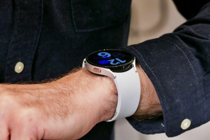 Galaxy Watch 4 в бяло на китката.