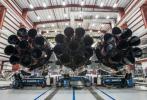 Илон Мъск публикува снимки на огромна ракета SpaceX преди дебютното изстрелване