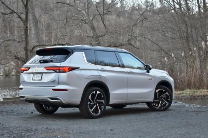 Pohled zezadu na tři čtvrtiny Mitsubishi Outlander PHEV z roku 2023.