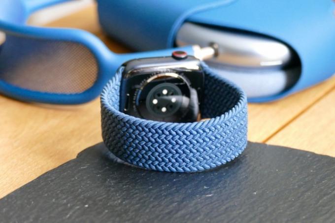 החלק האחורי של רצועת סולו קלועה כחולה ב-Apple Watch Series 7.