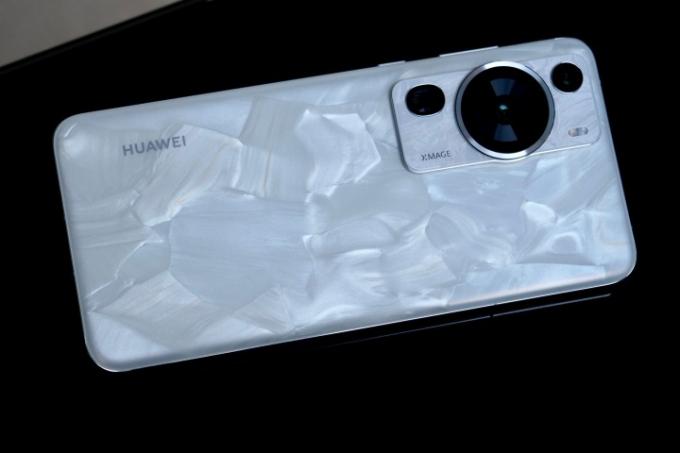 Zadní strana Huawei P60 Pro v povrchové úpravě Rococo Pearl.