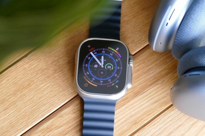 Apple Watch Ultra Wayfinder óralappal.