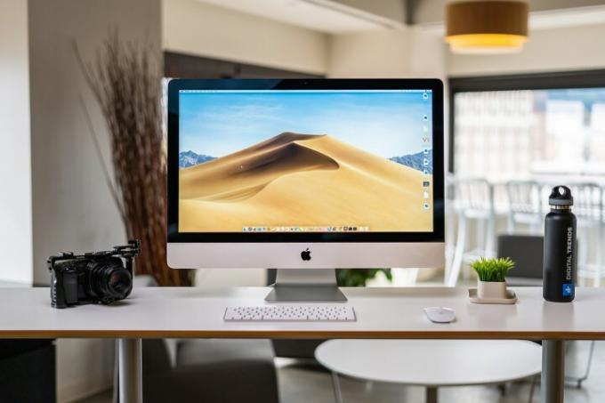 iMac 2019 colocado em uma área de trabalho.