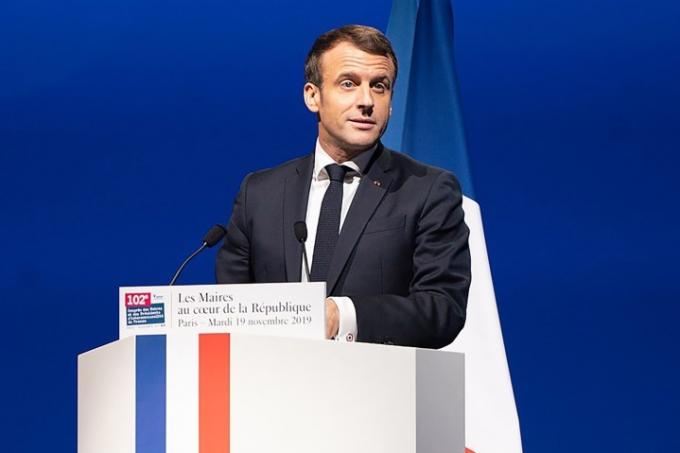 Fransa Cumhurbaşkanı Emmanuel Macron kürsüde duruyor.