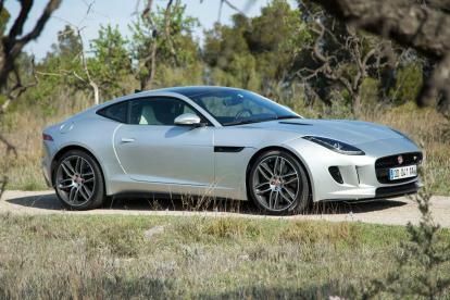 Ângulo do lado direito do Jaguar F-TYPE Coupé