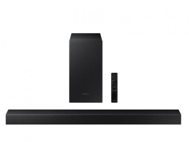 A barra de som Samsung 170 W 2.1 canais com subwoofer sem fio em um fundo branco.