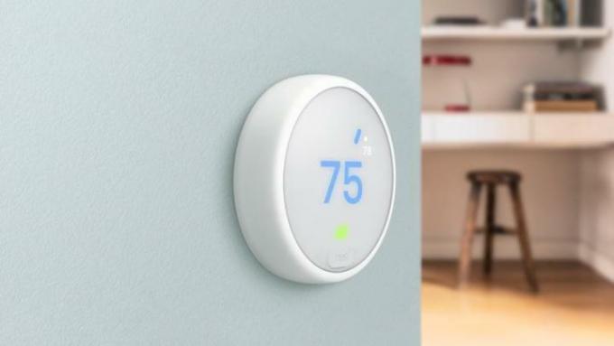 تم تركيب جهاز Nest E Thermostat بالقرب من المطبخ.