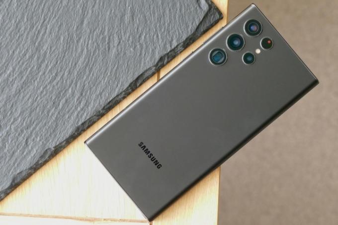 Samsung Galaxy S22 Ultra nugarėlė.