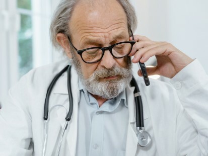 Médico falando ao telefone com paciente.