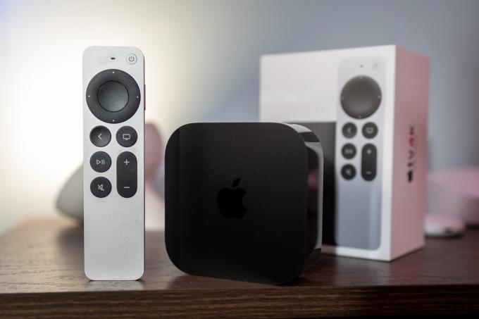 Sprzęt Apple TV 4K z pilotem i pudełkiem.