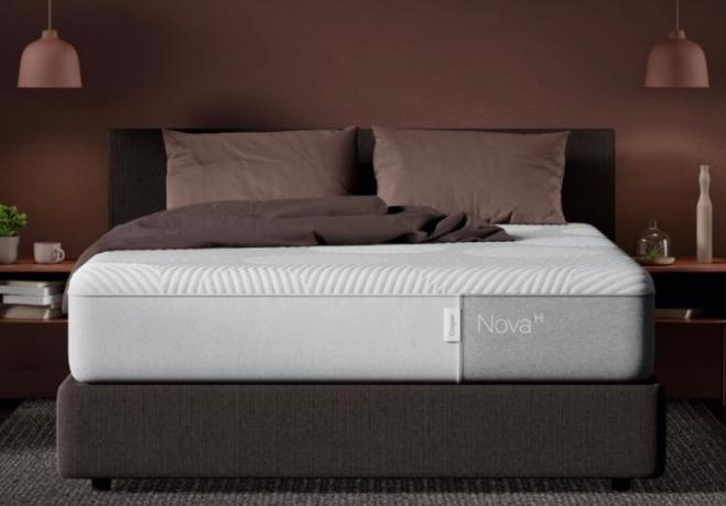 ที่นอน Casper Nova Hybrid วางอยู่บนโครงเตียงในห้องนอนสีน้ำตาล