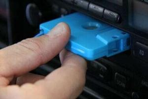 Kā klausīties mobilā tālruņa mūzikas atskaņotāju, izmantojot automašīnas stereo