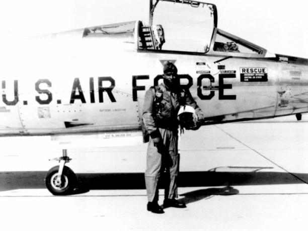 Robert Henry Lawrence Jr., oficial da Força Aérea dos Estados Unidos e primeiro astronauta afro-americano, 1967.