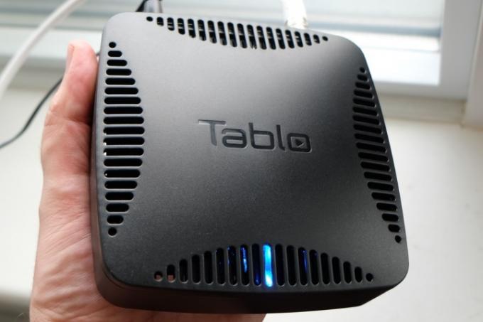 Nuvyyo Tablo Dual OTA DVR hålls i handen