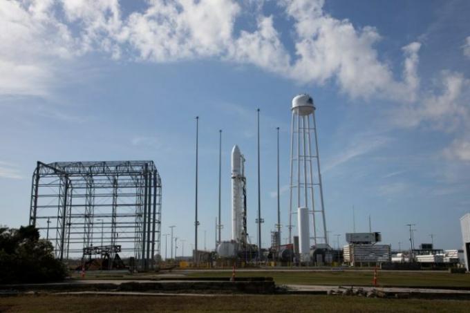 Um foguete Northrop Grumman Antares transportando uma espaçonave Cygnus carregada com carga com destino à Estação Espacial Internacional fica na vertical no Pad-0A do Porto Espacial Regional do Meio-Atlântico, quinta-feira, 23 de novembro de 2019. 3 de janeiro de 2022, nas instalações de voo Wallops da NASA, na Virgínia. A 18ª missão de reabastecimento de carga contratada da Northrop Grumman com a NASA para a Estação Espacial Internacional entregará mais de 8.000 libras de ciência e pesquisa, suprimentos de tripulação e hardware de veículos para o laboratório orbital e seu equipe. A espaçonave CRS-18 Cygnus leva o nome da primeira mulher americana no espaço, Sally Ride, e está programada para ser lançada às 5h50 do domingo, 1º de outubro. 6, 2022, EST. 