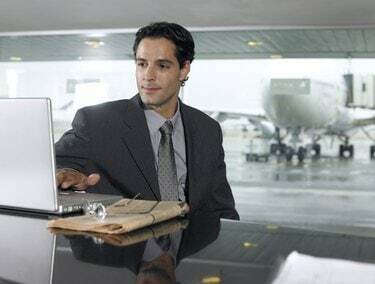 uomo affari, usando, computer portatile, in, aeroporto, primo piano
