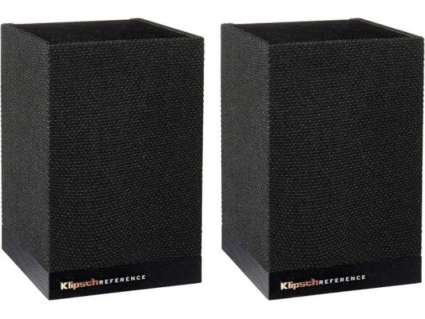 O pereche de boxe Klipsch Surround 3, pe fundal alb.