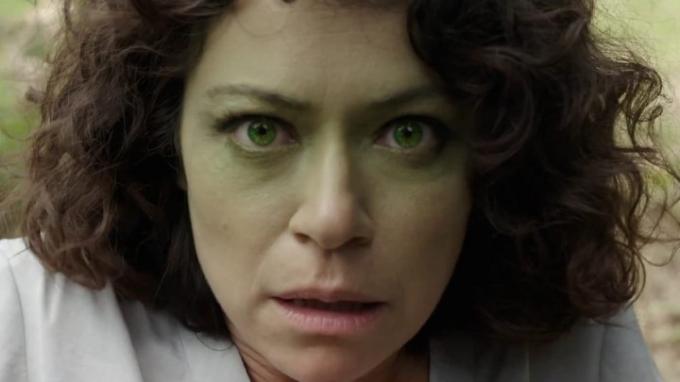 Um close de Tatiana Maslany se transformando em Mulher-Hulk: Advogada no Disney+.
