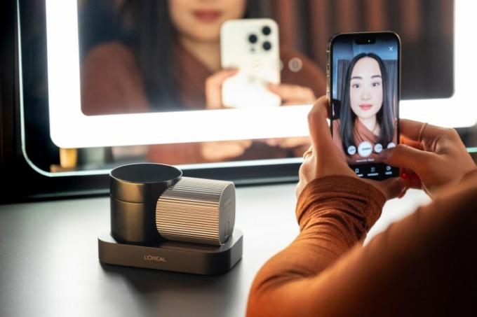 L'Oréal's Brow Magic-printer met ModiFace AR-app.