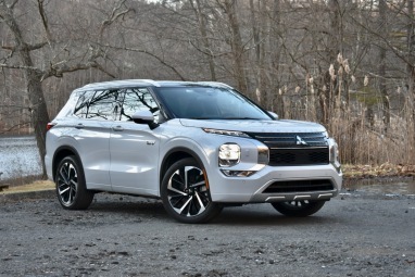 Přední tříčtvrteční pohled na Mitsubishi Outlander PHEV z roku 2023.