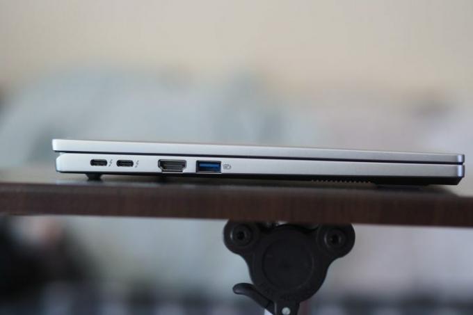 Pogled z leve strani Acer Swift Go 14, ki prikazuje vrata.