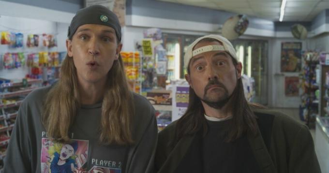 Jason Mewes und Kevin Smith schauen in einer Szene aus Clerks III in die Kamera.