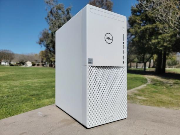 Dell XPS-dator i en park. 